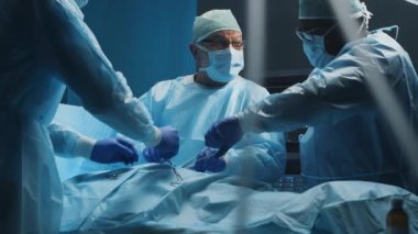 Profesyonel tıp cerrahlarından oluşan çok ırklı bir ekip modern bir hastanede cerrahi operasyon gerçekleştiriyor. Doktorlar hastayı kurtarmaya çalışıyor. İlaç, sağlık, kardiyoloji ve organ nakli.