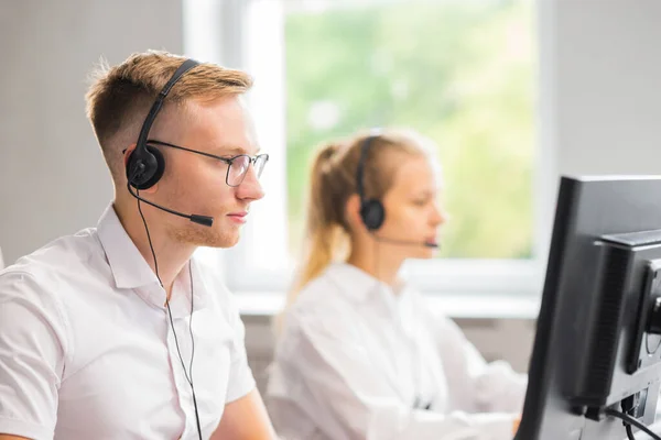 Diversi team di giovani professionisti sta lavorando nell'ufficio di supporto telefonico. Giornata lavorativa dei responsabili delle vendite nel call center. Consulenza commerciale, telefonica e soluzione dei problemi. — Foto Stock