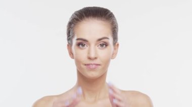 Genç ve çekici bir kadının güzel portresi. Şaşırmış esmer kız beyaz arka planda çığlık atıyor. Doğal kadın yüzü..