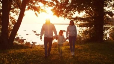 Sevgi dolu aile gün batımında kırsalda dolaşır. Anne ve baba, oğulları ve kızlarıyla sarılıp oynuyorlar. Aşk kavramı, aile bakımı ve çocuklar..