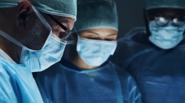 Profesyonel tıp cerrahlarından oluşan çok ırklı bir ekip modern bir hastanede cerrahi operasyon gerçekleştiriyor. Doktorlar hastayı kurtarmaya çalışıyor. İlaç, sağlık, kardiyoloji ve organ nakli.