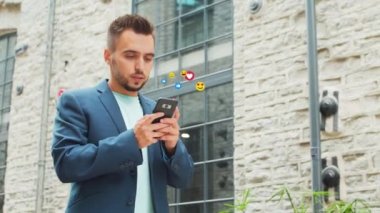Genç nüfuzlu kişi ya da blogcu sosyal ağdaki haberleri izliyor, animasyon emojisi şeklinde beğeniler ve görüntüler alıyor. Sosyal medya, internet ve çevrimiçi iletişim kavramı.