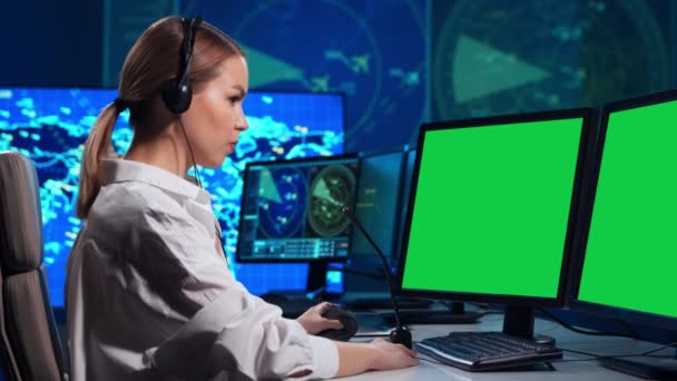 Χώρος εργασίας των ελεγκτών εναέριας κυκλοφορίας στον πύργο ελέγχου. Επαγγελματίας ελεγκτής αεροσκαφών εργάζεται χρησιμοποιώντας ραντάρ, πλοήγηση υπολογιστών και ψηφιακούς χάρτες. Πράσινη επίδειξη κλειδιού Chroma. — Αρχείο Βίντεο