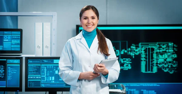 Local de trabalho da jovem mulher no moderno laboratório de fabricação de microeletrônica. Engenheiro trabalha em um laboratório científico moderno em sistemas de computação e microprocessadores. — Fotografia de Stock