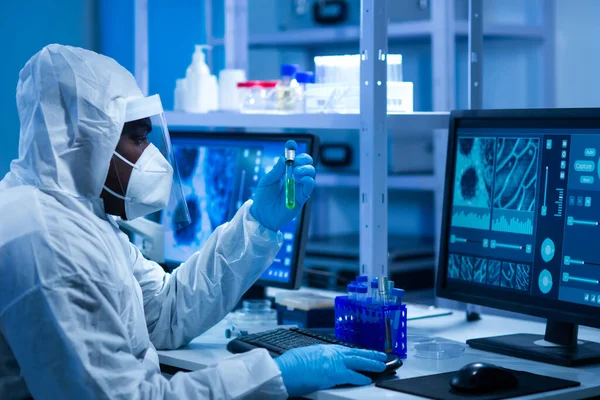 非裔美国科学家使用实验室设备、显微镜和计算机技术在科学实验室工作。新药和疫苗的发明。科学与健康概念. — 图库照片