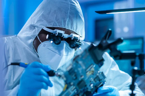 Científico afroamericano trabaja en un moderno laboratorio científico para la investigación y desarrollo de microelectrónica y procesadores. Trabajador de fabricación utiliza tecnología informática y equipos. — Foto de Stock