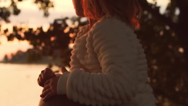 Liefdevolle familie wandelingen op het platteland tijdens zonsondergang. Vader speelt met zijn dochter. Het concept van liefde, ouderlijke zorg en kinderen. — Stockvideo