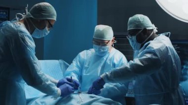 Profesyonel tıp cerrahlarından oluşan çok ırklı bir ekip modern bir hastanede cerrahi operasyon gerçekleştiriyor. Doktorlar hastayı kurtarmaya çalışıyor. İlaç, sağlık, kardiyoloji ve organ nakli.