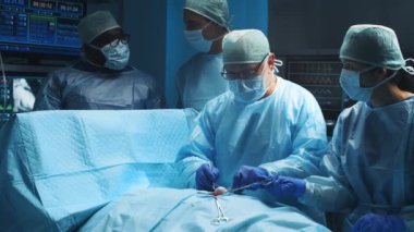 Profesyonel tıp cerrahlarından oluşan çok ırklı bir ekip modern bir hastanede cerrahi operasyon gerçekleştiriyor. Doktorlar hastayı kurtarmaya çalışıyor. İlaç, sağlık, kardiyoloji ve organ nakli.