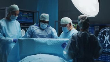Profesyonel tıp cerrahlarından oluşan çok ırklı bir ekip modern bir hastanede cerrahi operasyon gerçekleştiriyor. Doktorlar hastayı kurtarmaya çalışıyor. Tıp, sağlık ve sinir cerrahisi.