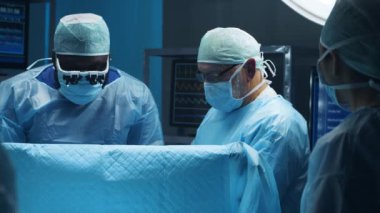 Profesyonel tıp cerrahlarından oluşan çok ırklı bir ekip modern bir hastanede cerrahi operasyon gerçekleştiriyor. Doktorlar hastayı kurtarmaya çalışıyor. Tıp, sağlık ve sinir cerrahisi.