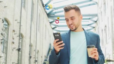Genç nüfuzlu kişi ya da blogcu sosyal ağdaki haberleri izliyor, animasyon emojisi şeklinde beğeniler ve görüntüler alıyor. Sosyal medya, internet ve çevrimiçi iletişim kavramı.