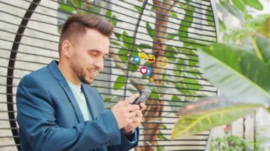 Genç nüfuzlu kişi ya da blogcu sosyal ağdaki haberleri izliyor, animasyon emojisi şeklinde beğeniler ve görüntüler alıyor. Sosyal medya, internet ve çevrimiçi iletişim kavramı.