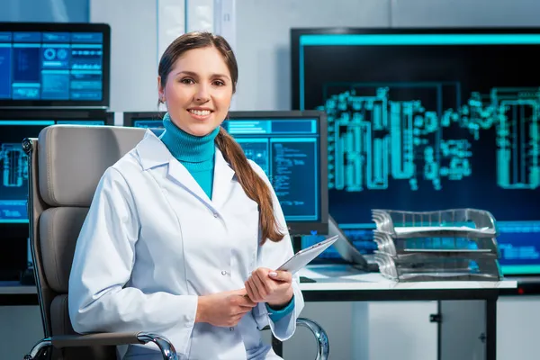 Fiatal nő munkahelye a modern mikroelektronikai gyártólaborban. Mérnök dolgozik egy modern tudományos laboratóriumban számítástechnikai rendszerek és mikroprocesszorok. — Stock Fotó