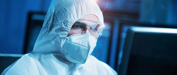 The scientist works in a modern scientific laboratory for the research and development of microelectronics and processors. Microprocessor manufacturing worker uses computer technology and equipment. — Stock Photo, Image