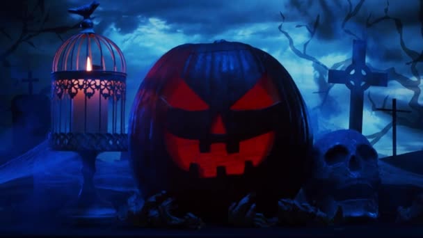 Skrattande pumpa och en gammal skalle över den skrämmande gotiska kyrkogården bakgrund. Halloween, häxeri och magi. — Stockvideo