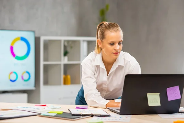 Local de trabalho do trabalhador independente ou de uma estudante no escritório em casa. Jovem mulher trabalha usando computador e outros dispositivos. Conceito de trabalho remoto. — Fotografia de Stock