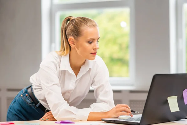 Local de trabalho do trabalhador independente ou de uma estudante no escritório em casa. Jovem mulher trabalha usando computador e outros dispositivos. Conceito de trabalho remoto. — Fotografia de Stock