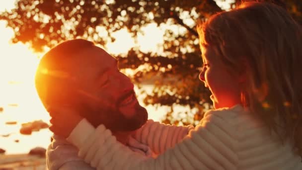 Liebevolle Familienspaziergänge in der Natur während des Sonnenuntergangs. Vater spielt mit seiner Tochter. Das Konzept der Liebe, der elterlichen Sorge und der Kinder. — Stockvideo