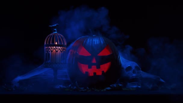 Děsivá dýně a stará lebka na tmavém pozadí. Halloween, čarodějnictví a magie. — Stock video