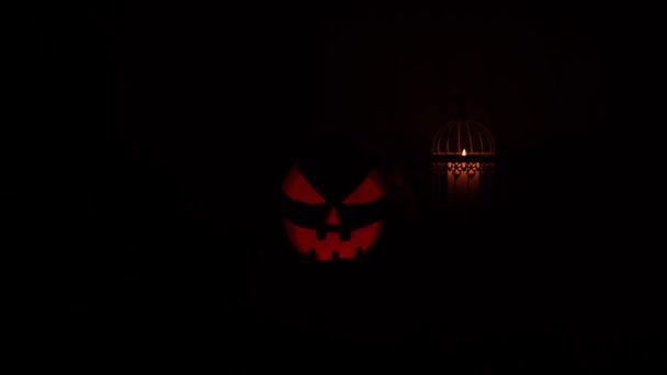 Effrayante citrouille riante et vieux crâne sur une ancienne cheminée gothique. Halloween, sorcellerie et magie. — Video