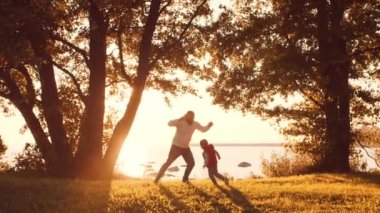 Sevgi dolu aile gün batımında kırsalda dolaşır. Baba oğluyla oynuyor. Aşk kavramı, aile bakımı ve çocuklar..
