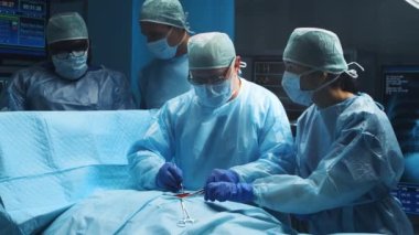 Profesyonel tıp cerrahlarından oluşan çok ırklı bir ekip modern bir hastanede cerrahi operasyon gerçekleştiriyor. Doktorlar hastayı kurtarmaya çalışıyor. İlaç, sağlık, kardiyoloji ve organ nakli.