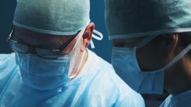 Profesyonel tıp cerrahlarından oluşan çok ırklı bir ekip modern bir hastanede cerrahi operasyon gerçekleştiriyor. Doktorlar hastayı kurtarmaya çalışıyor. İlaç, sağlık, kardiyoloji ve organ nakli.