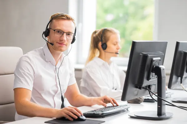 Equipe diversa de jovens profissionais está trabalhando no escritório de suporte telefônico. Dia de trabalho de gerentes de vendas no call center. Negócios, consultoria telefônica e resolução de problemas. — Fotografia de Stock