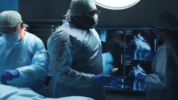 Multiraciální tým profesionálních lékařů provádí chirurgickou operaci v moderní nemocnici. Doktoři pracují na záchraně pacienta. Medicína, zdraví, kardiologie a transplantace. — Stock video