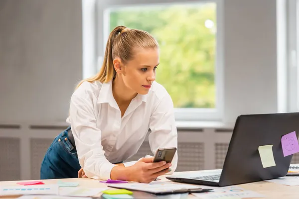 Local de trabalho do trabalhador independente ou de uma estudante no escritório em casa. Jovem mulher trabalha usando computador e outros dispositivos. Conceito de trabalho remoto. — Fotografia de Stock