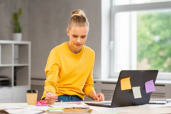 Lieu de travail d'une travailleuse indépendante ou d'une étudiante au bureau à domicile. Jeune femme travaille à l'aide d'un ordinateur et d'autres appareils. Concept d'emploi à distance. — Photo