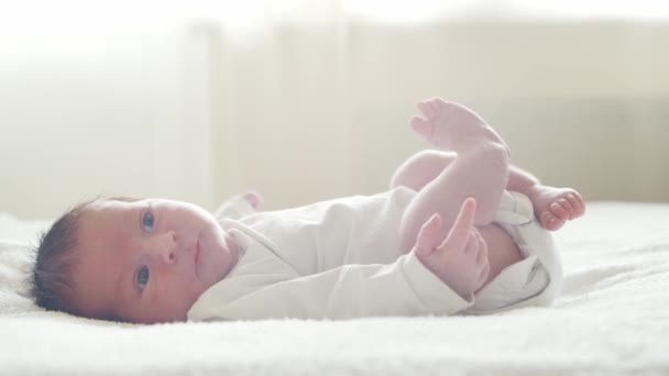 Närbild porträtt av en ung baby som nyligen har fötts. Nyfödd spädbarnspojke hemma. Fönsterljus. — Stockvideo