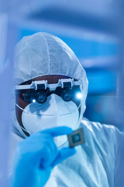 African-American scientist works in a modern scientific laboratory for the research and development of microelectronics and processors. Manufacturing worker uses computer technology and equipment. — Stock Photo, Image