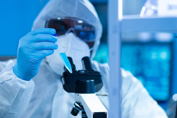 Cientista afro-americano trabalha em um laboratório científico usando equipamentos de laboratório, microscópio e tecnologia da computação. Invenção de novos medicamentos e vacinas. Conceito de Ciência e Saúde. — Fotografia de Stock