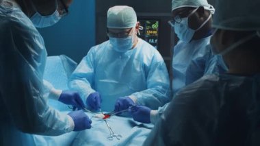 Profesyonel tıp cerrahlarından oluşan çok ırklı bir ekip modern bir hastanede cerrahi operasyon gerçekleştiriyor. Doktorlar hastayı kurtarmaya çalışıyor. İlaç, sağlık, kardiyoloji ve organ nakli.