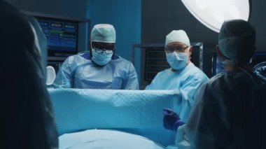 Profesyonel tıp cerrahlarından oluşan çok ırklı bir ekip modern bir hastanede cerrahi operasyon gerçekleştiriyor. Doktorlar hastayı kurtarmaya çalışıyor. Tıp, sağlık ve sinir cerrahisi.