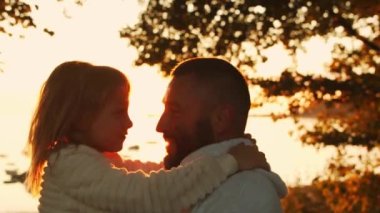 Sevgi dolu aile gün batımında kırsalda dolaşır. Baba kızıyla oynuyor. Aşk kavramı, aile bakımı ve çocuklar..