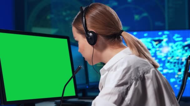 Lugar de trabajo de los controladores aéreos en la torre de control. Oficial de controlador de aeronaves profesional trabaja usando radar, navegación por computadora y mapas digitales. Pantalla verde clave de croma. — Vídeos de Stock