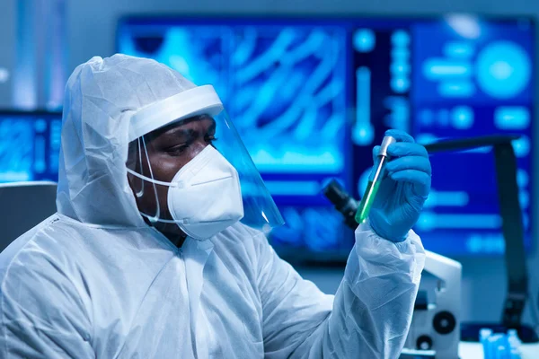 Afroamerykanin pracuje w laboratorium naukowym, używając sprzętu laboratoryjnego, mikroskopu i technologii komputerowej. Wynalezienie nowych leków i szczepionek. Pojęcie nauki i zdrowia. — Zdjęcie stockowe