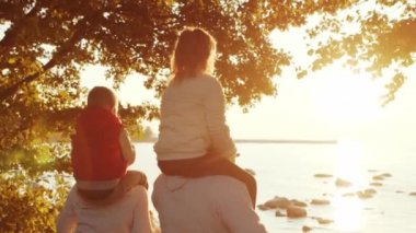 Sevgi dolu aile gün batımında kırsalda dolaşır. Anne ve baba, oğulları ve kızlarıyla sarılıp oynuyorlar. Aşk kavramı, aile bakımı ve çocuklar..