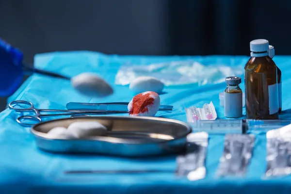Ein multiethnisches Team professioneller Chirurgen führt den chirurgischen Eingriff in einem modernen Krankenhaus durch. Ärzte arbeiten daran, den Patienten zu retten. Medizin, Gesundheit, Kardiologie und Transplantation. — Stockfoto