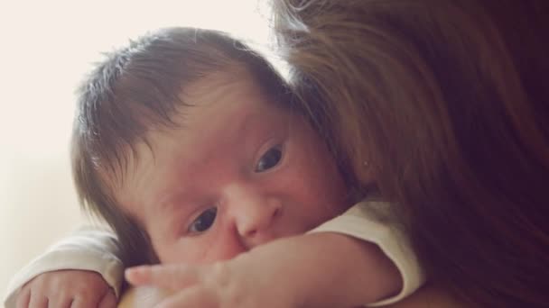 Niño recién nacido y su madre en casa. Retrato de cerca del bebé que ha nacido recientemente. Luz de ventana. — Vídeos de Stock