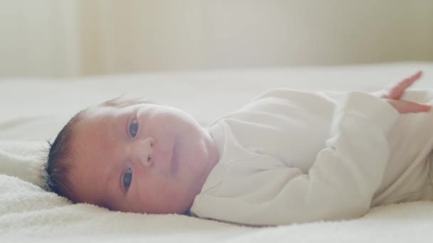 Nahaufnahme Porträt eines kleinen Babys, das vor kurzem geboren wurde. Neugeborener Junge zu Hause. Fensterlicht. — Stockvideo