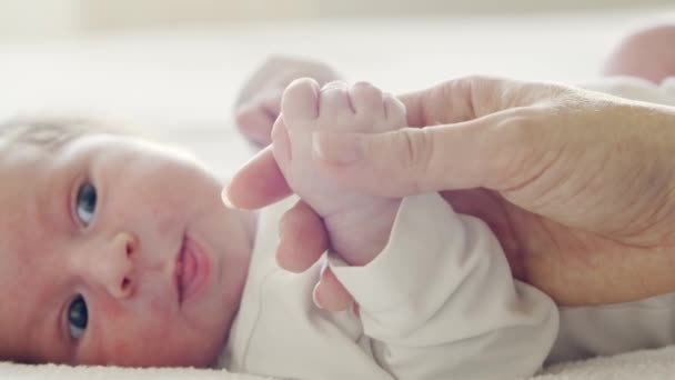 Nahaufnahme Porträt eines kleinen Babys, das vor kurzem geboren wurde. Neugeborener Junge zu Hause. Fensterlicht. — Stockvideo