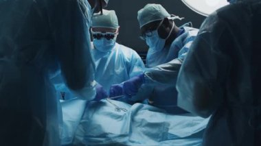 Zaman ayarlı. Profesyonel tıp cerrahlarından oluşan çok ırklı bir ekip modern bir hastanede cerrahi operasyon gerçekleştiriyor. Doktorlar hastayı kurtarmaya çalışıyor. İlaç, sağlık, kardiyoloji.