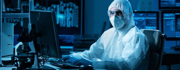 The scientist works in a modern scientific laboratory for the research and development of microelectronics and processors. Microprocessor manufacturing worker uses computer technology and equipment. — Stock Photo, Image