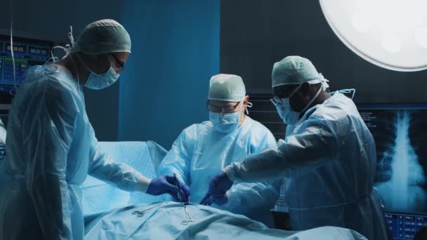 由专业医生组成的多种族小组在一家现代化医院进行外科手术。医生正在努力抢救病人.医药、保健、心脏科和移植. — 图库视频影像