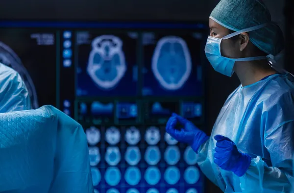 Une équipe multiraciale de chirurgiens médicaux professionnels effectue l'opération chirurgicale dans un hôpital moderne. Les médecins travaillent pour sauver le patient. Médecine, santé et neurochirurgie. — Photo