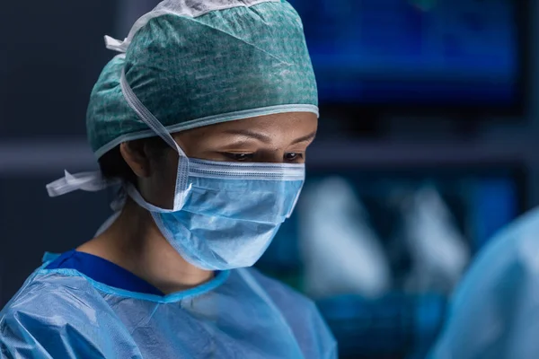 Profesyonel tıp cerrahlarından oluşan çok ırklı bir ekip modern bir hastanede cerrahi operasyon gerçekleştiriyor. Doktorlar hastayı kurtarmaya çalışıyor. İlaç, sağlık, kardiyoloji ve organ nakli. — Stok fotoğraf